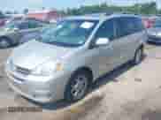 2005 Toyota Sienna XLE z VIN 5TDZA22C65S371840, wystawiony jako IAAI lot #42749723 z przebiegiem 194 581 mil mil oraz . Historia ofert i sprzedaży dostępna na DreamBid. Obrazek 2.