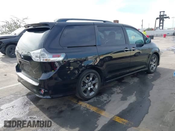 2016 Toyota Sienna SE with VIN 5TDXK3DC9GS720810, listed as a IAAI auction lot 41403167 with 121,801 mi miles and . Bid and sale history available at DreamBid. Image 4.