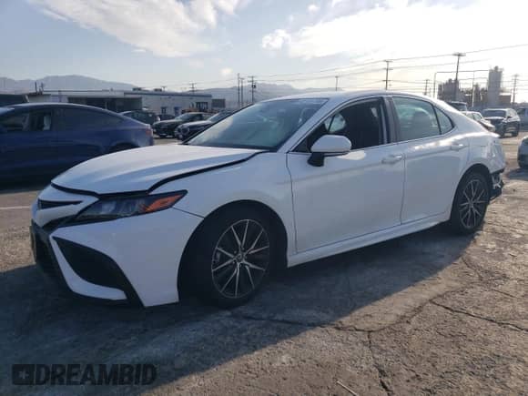 2022 Toyota Camry SE z VIN 4T1G11AK1NU673540, wystawiony jako Copart lot #42165795 z przebiegiem 12 396 mil mil oraz Szkoda całkowita • Salvage title. Historia ofert i sprzedaży dostępna na DreamBid. Obrazek 1.