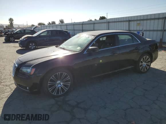 2013 Chrysler 300 S z VIN 2C3CCABG5DH504828, wystawiony jako Copart lot #71170535 z przebiegiem 178 596 mil mil oraz Szkoda całkowita • Salvage title. Historia ofert i sprzedaży dostępna na DreamBid. Obrazek 1.