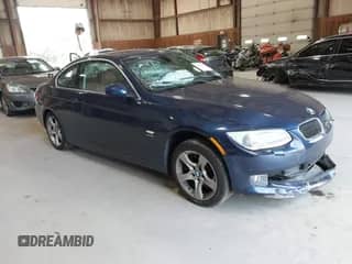 2011 BMW 3 Series 335i xDrive z VIN WBAKF9C5XBE262176, wystawiony jako IAAI lot #42820177 z przebiegiem 92 743 mil mil oraz . Historia ofert i sprzedaży dostępna na DreamBid. Obrazek 1.