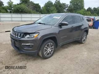 2020 Jeep Compass Latitude z VIN 3C4NJDBB1LT252257, wystawiony jako Copart lot #64227935 z przebiegiem 44 198 mil mil oraz Szkoda całkowita • Salvage title. Historia ofert i sprzedaży dostępna na DreamBid. Obrazek 1.