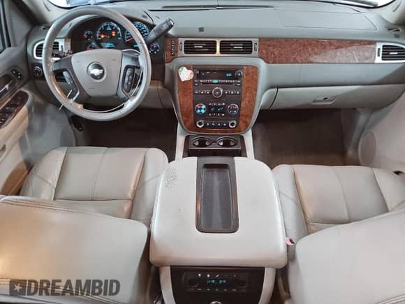 2007 Chevrolet Suburban LTZ z VIN 3GNFC16Y17G299614, wystawiony jako Copart lot #85654095 z przebiegiem 157 767 mil mil oraz Czysty tytuł • Clean title. Historia ofert i sprzedaży dostępna na DreamBid. Obrazek 8.