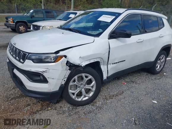2024 Jeep Compass Latitude с VIN 3C4NJDBN7RT118405, выставлен на аукционе IAAI как лот 43514422 с пробегом 50 519 миль миль и . История ставок и продаж доступна на DreamBid. Изображение 2.