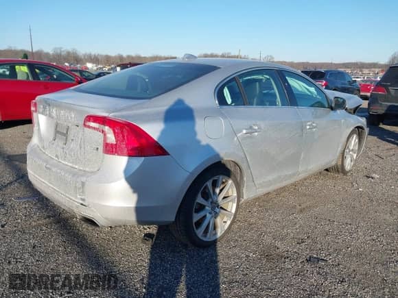 2018 Volvo S60 Inscription z VIN LYV402TK5JB159465, wystawiony jako IAAI lot #41337388 z przebiegiem 112 206 mil mil oraz . Historia ofert i sprzedaży dostępna na DreamBid. Obrazek 4.