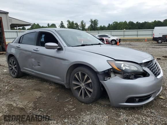 2013 Chrysler 200 Touring z VIN 1C3CCBBG9DN718136, wystawiony jako Copart lot #67245255 z przebiegiem 111 225 mil mil oraz Szkoda całkowita • Salvage title. Historia ofert i sprzedaży dostępna na DreamBid. Obrazek 4.