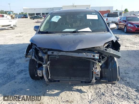 2018 Toyota Sienna LE с VIN 5TDJZ3DC3JS190746, выставлен на аукционе IAAI как лот 42161562 с пробегом 180 000 миль миль и . История ставок и продаж доступна на DreamBid. Изображение 13.