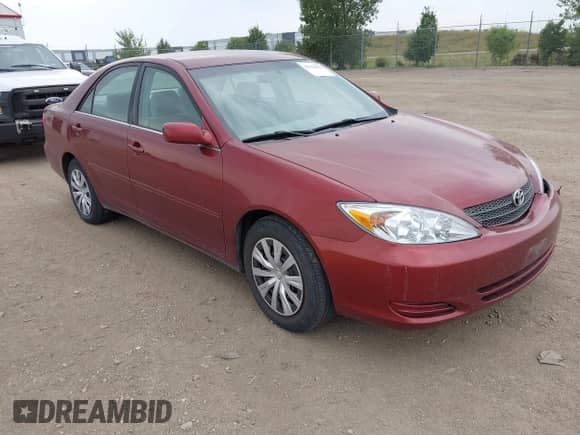 2002 Toyota Camry LE z VIN 4T1BE32K62U107023, wystawiony jako IAAI lot #43158490 z przebiegiem 133 797 mil mil oraz . Historia ofert i sprzedaży dostępna na DreamBid. Obrazek 1.