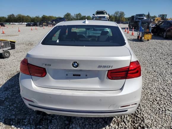 2018 BMW 3 Series 330i xDrive z VIN WBA8D9C54JEM32000, wystawiony jako Copart lot #85839215 z przebiegiem 60 653 mil mil oraz Szkoda całkowita • Salvage title. Historia ofert i sprzedaży dostępna na DreamBid. Obrazek 6.