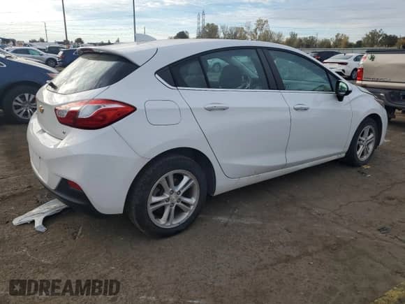 2018 Chevrolet Cruze LT z VIN 3G1BE6SM3JS629381, wystawiony jako Copart lot #87079545 z przebiegiem 110 133 mil mil oraz Czysty tytuł • Clean title. Historia ofert i sprzedaży dostępna na DreamBid. Obrazek 3.