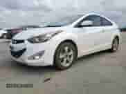 2013 Hyundai Elantra GS z VIN KMHDH6AE1DU023563, wystawiony jako Copart lot #54900695 z przebiegiem 172 287 mil mil oraz Czysty tytuł • Clean title. Historia ofert i sprzedaży dostępna na DreamBid. Obrazek 1.