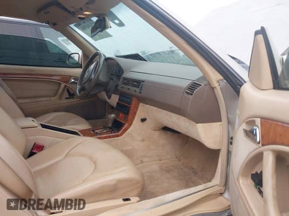 1999 Mercedes-Benz SL 500 z VIN WDBFA68F5XF172646, wystawiony jako IAAI lot #42696506 z przebiegiem 104 740 mil mil oraz . Historia ofert i sprzedaży dostępna na DreamBid. Obrazek 5.