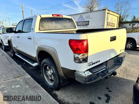 2008 Toyota Tundra Limited z VIN 5TFDV58168X073440, wystawiony jako Copart lot #90197965 z przebiegiem Nie podano mil oraz Czysty tytuł • Clean title. Historia ofert i sprzedaży dostępna na DreamBid. Obrazek 3.