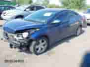 2013 Hyundai Elantra GLS z VIN KMHDH4AE8DU640866, wystawiony jako IAAI lot #42808349 z przebiegiem 121 269 mil mil oraz . Historia ofert i sprzedaży dostępna na DreamBid. Obrazek 2.