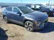 2024 Hyundai Kona Limited с VIN KM8HECA36RU083790, выставлен на аукционе IAAI как лот 43337424 с пробегом 3 006 миль миль и . История ставок и продаж доступна на DreamBid. Изображение 1.