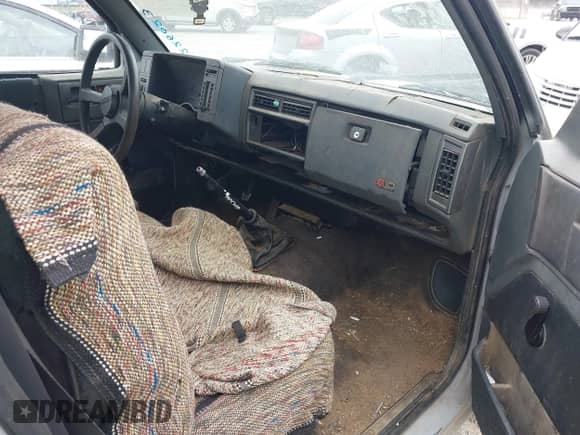 1992 Chevrolet S-10 z VIN 1GCCS14R2N8226023, wystawiony jako IAAI lot #41886028 z przebiegiem 239 050 mil mil oraz . Historia ofert i sprzedaży dostępna na DreamBid. Obrazek 5.