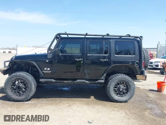 2008 Jeep Wrangler Unlimited X z VIN 1J4GA39188L518712, wystawiony jako IAAI lot #41993372 z przebiegiem 128 278 mil mil oraz . Historia ofert i sprzedaży dostępna na DreamBid. Obrazek 14.