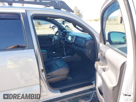 2019 Toyota Tacoma SR z VIN 5TFCZ5AN8KX193437, wystawiony jako IAAI lot #43278180 z przebiegiem 70 048 mil mil oraz . Historia ofert i sprzedaży dostępna na DreamBid. Obrazek 5.