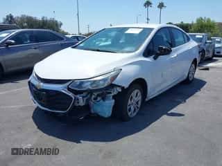 2019 Chevrolet Cruze LS z VIN 1G1BC5SM1K7101175, wystawiony jako IAAI lot #42964183 z przebiegiem 90 933 mil mil oraz . Historia ofert i sprzedaży dostępna na DreamBid. Obrazek 6.