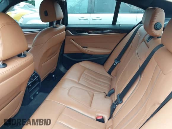 2019 BMW 5 Series 540i xDrive z VIN WBAJE7C50KG892831, wystawiony jako IAAI lot #39857392 z przebiegiem 78 200 mil mil oraz . Historia ofert i sprzedaży dostępna na DreamBid. Obrazek 8.