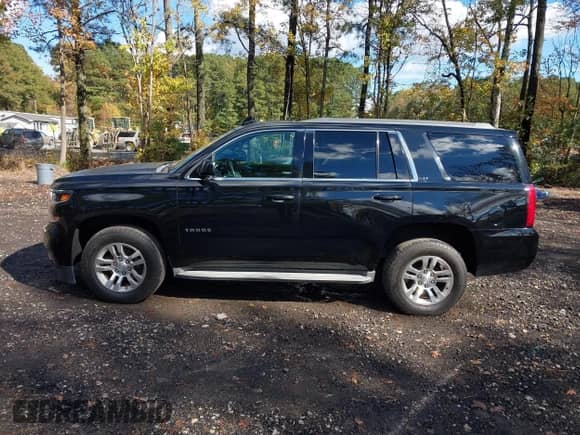 2015 Chevrolet Tahoe LT z VIN 1GNSKBKC8FR547518, wystawiony jako IAAI lot #43544283 z przebiegiem 295 964 mil mil oraz . Historia ofert i sprzedaży dostępna na DreamBid. Obrazek 14.