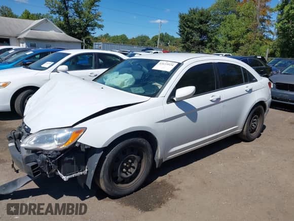 2014 Chrysler 200 LX с VIN 1C3CCBAB3EN205066, выставлен на аукционе IAAI как лот 43123524 с пробегом 195 945 миль миль и . История ставок и продаж доступна на DreamBid. Изображение 15.