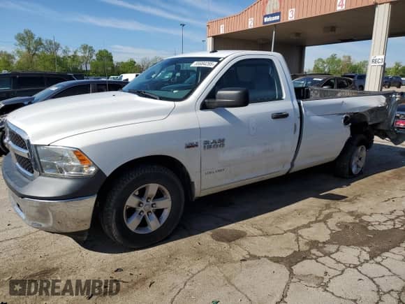 2018 Ram 1500 Tradesman z VIN 3C6JR6DT7JG304609, wystawiony jako Copart lot #55684295 z przebiegiem 73 075 mil mil oraz Szkoda całkowita • Salvage title. Historia ofert i sprzedaży dostępna na DreamBid. Obrazek 1.