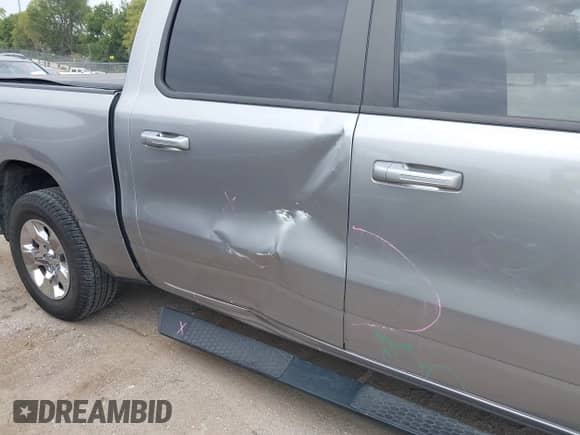 2019 Ram 1500 Big Horn z VIN 1C6RRFFG6KN674459, wystawiony jako IAAI lot #43144182 z przebiegiem 108 916 mil mil oraz . Historia ofert i sprzedaży dostępna na DreamBid. Obrazek 6.