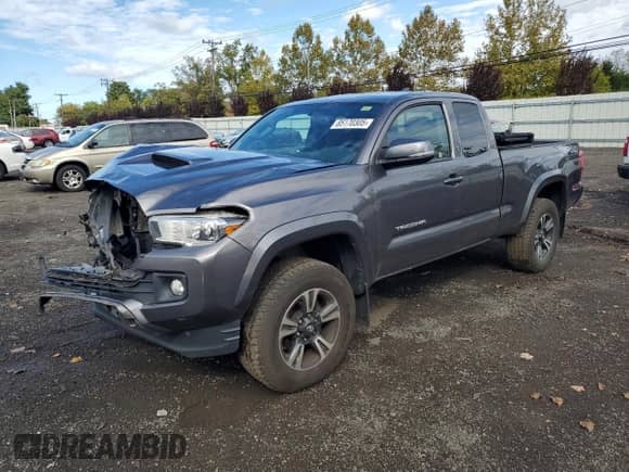 2017 Toyota Tacoma SR5 с VIN 5TFSZ5AN2HX067594, выставлен на аукционе Copart как лот 85170305 с пробегом 132 108 миль миль и Списание • Salvage title. История ставок и продаж доступна на DreamBid. Изображение 1.
