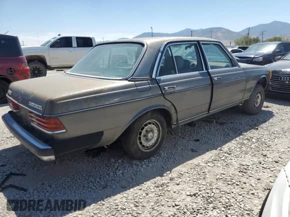 1984 Mercedes-Benz 300 D z VIN WDBAB33A0EA123575, wystawiony jako Copart lot #67858275 z przebiegiem Nie podano mil oraz Czysty tytuł • Clean title. Historia ofert i sprzedaży dostępna na DreamBid. Obrazek 3.