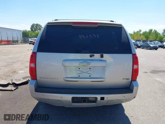 2011 Chevrolet Suburban LT z VIN 1GNSKJE33BR334105, wystawiony jako IAAI lot #42921551 z przebiegiem 210 773 mil mil oraz . Historia ofert i sprzedaży dostępna na DreamBid. Obrazek 16.