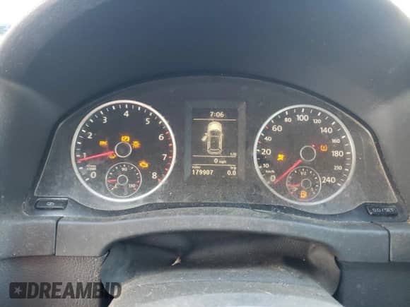 2012 Volkswagen Tiguan S с VIN WVGCV7AX2CW515758, выставлен на аукционе Copart как лот 52456355 с пробегом 179 907 миль миль и Чистый • Clean title. История ставок и продаж доступна на DreamBid. Изображение 9.