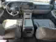 2001 Chevrolet Suburban LS z VIN 1GNFK16T91J286624, wystawiony jako Copart lot #66679705 z przebiegiem 175 100 mil mil oraz Szkoda całkowita • Salvage title. Historia ofert i sprzedaży dostępna na DreamBid. Obrazek 8.