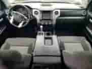 2017 Toyota Tundra SR5 z VIN 5TFDY5F12HX646120, wystawiony jako Copart lot #57029305 z przebiegiem 114 237 mil mil oraz Szkoda całkowita • Salvage title. Historia ofert i sprzedaży dostępna na DreamBid. Obrazek 8.