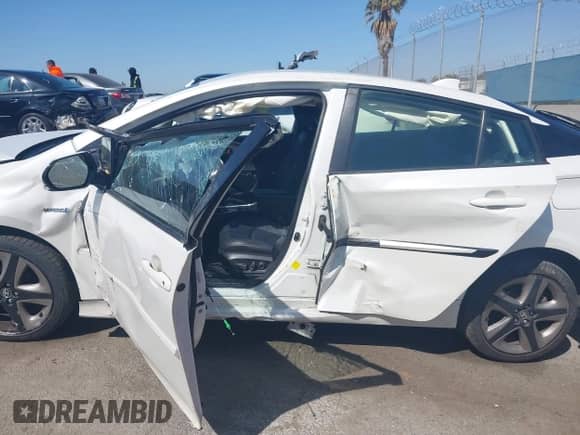 2017 Toyota Prius Two z VIN JTDKARFU7H3030112, wystawiony jako IAAI lot #41976491 z przebiegiem 126 914 mil mil oraz . Historia ofert i sprzedaży dostępna na DreamBid. Obrazek 13.