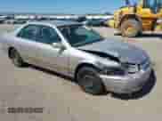 2001 Toyota Camry CE z VIN 4T1BG28K11U771191, wystawiony jako IAAI lot #42859247 z przebiegiem 133 167 mil mil oraz . Historia ofert i sprzedaży dostępna na DreamBid. Obrazek 1.