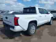 2024 Toyota Tacoma SR5 z VIN 3TYKB5FN8RT006646, wystawiony jako IAAI lot #42552787 z przebiegiem 23 870 mil mil oraz . Historia ofert i sprzedaży dostępna na DreamBid. Obrazek 4.