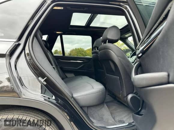 2018 BMW X5 xDrive35i z VIN 5UXKR0C55J0X97612, wystawiony jako Copart lot #90825495 z przebiegiem 219 562 mil mil oraz Czysty tytuł • Clean title. Historia ofert i sprzedaży dostępna na DreamBid. Obrazek 9.
