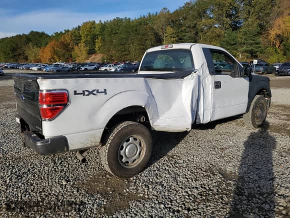 2013 Ford F-150 XL z VIN 1FTMF1EM3DKG35869, wystawiony jako Copart lot #82547045 z przebiegiem 115 547 mil mil oraz Czysty tytuł • Clean title. Historia ofert i sprzedaży dostępna na DreamBid. Obrazek 3.