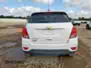 2022 Chevrolet Trax LS z VIN KL7CJNSM9NB538552, wystawiony jako Copart lot #70945105 z przebiegiem 95 182 mil mil oraz Szkoda całkowita • Salvage title. Historia ofert i sprzedaży dostępna na DreamBid. Obrazek 6.