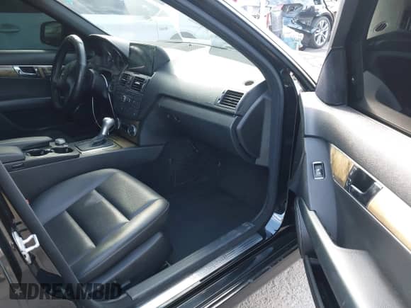 2009 Mercedes-Benz C 350 Sport z VIN WDDGF56X59F200323, wystawiony jako IAAI lot #43283285 z przebiegiem 97 414 mil mil oraz . Historia ofert i sprzedaży dostępna na DreamBid. Obrazek 5.