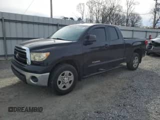 2013 Toyota Tundra z VIN 5TFRU5F10DX030525, wystawiony jako Copart lot #42416805 z przebiegiem 131 145 mil mil oraz Szkoda całkowita • Salvage title. Historia ofert i sprzedaży dostępna na DreamBid. Obrazek 1.