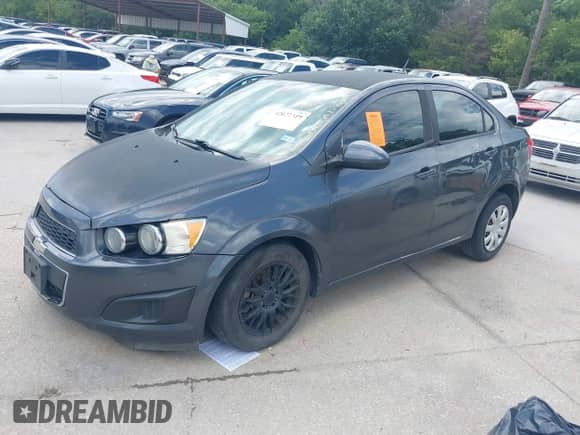 2013 Chevrolet Sonic LS z VIN 1G1JA5SH4D4138164, wystawiony jako IAAI lot #42677319 z przebiegiem 144 244 mil mil oraz . Historia ofert i sprzedaży dostępna na DreamBid. Obrazek 2.