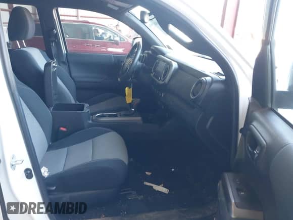 2022 Toyota Tacoma SR5 z VIN 3TYDZ5BN8NT016100, wystawiony jako IAAI lot #42710948 z przebiegiem 54 764 mil mil oraz . Historia ofert i sprzedaży dostępna na DreamBid. Obrazek 5.