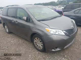 2012 Toyota Sienna XLE AAS z VIN 5TDYK3DC5CS263881, wystawiony jako IAAI lot #42930113 z przebiegiem Nie podano mil oraz . Historia ofert i sprzedaży dostępna na DreamBid. Obrazek 1.