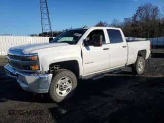 2019 Chevrolet Silverado 2500HD Work Truck z VIN 1GC1KREG7KF124470, wystawiony jako Copart lot #82181094 z przebiegiem 128 984 mil mil oraz Szkoda całkowita • Salvage title. Historia ofert i sprzedaży dostępna na DreamBid. Obrazek 1.