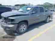 2010 Dodge Dakota Bighorn/Lonestar z VIN 1D7CW3GK4AS264452, wystawiony jako IAAI lot #42281697 z przebiegiem 106 599 mil mil oraz . Historia ofert i sprzedaży dostępna na DreamBid. Obrazek 2.