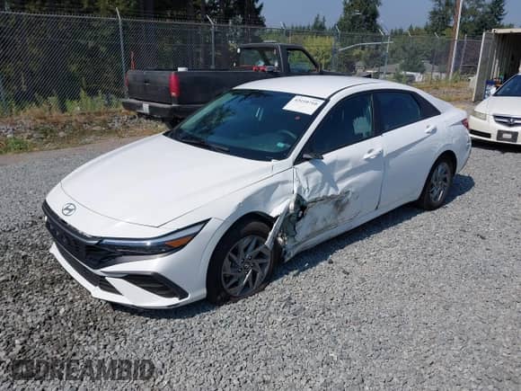 2024 Hyundai Elantra SEL z VIN KMHLM4DG6RU648718, wystawiony jako IAAI lot #43110710 z przebiegiem 52 349 mil mil oraz . Historia ofert i sprzedaży dostępna na DreamBid. Obrazek 2.