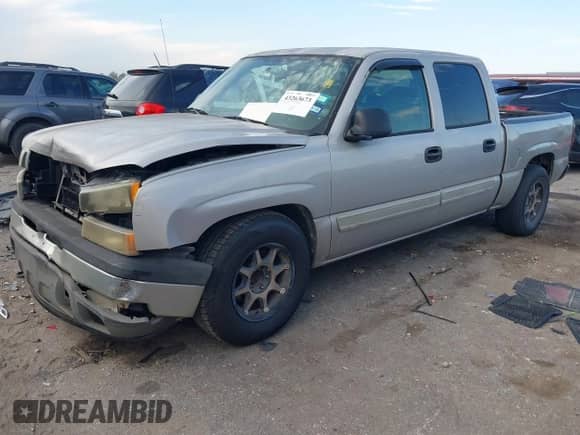2005 Chevrolet Silverado 1500 LS z VIN 2GCEC13T751140812, wystawiony jako IAAI lot #43263673 z przebiegiem 306 425 mil mil oraz . Historia ofert i sprzedaży dostępna na DreamBid. Obrazek 2.