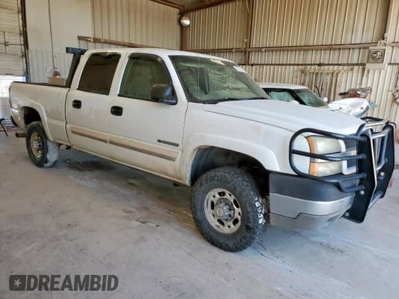 2003 Chevrolet Silverado 2500HD LS z VIN 1GCHC23U23F257859, wystawiony jako Copart lot #66753995 z przebiegiem 241 022 mil mil oraz Szkoda całkowita • Salvage title. Historia ofert i sprzedaży dostępna na DreamBid. Obrazek 4.